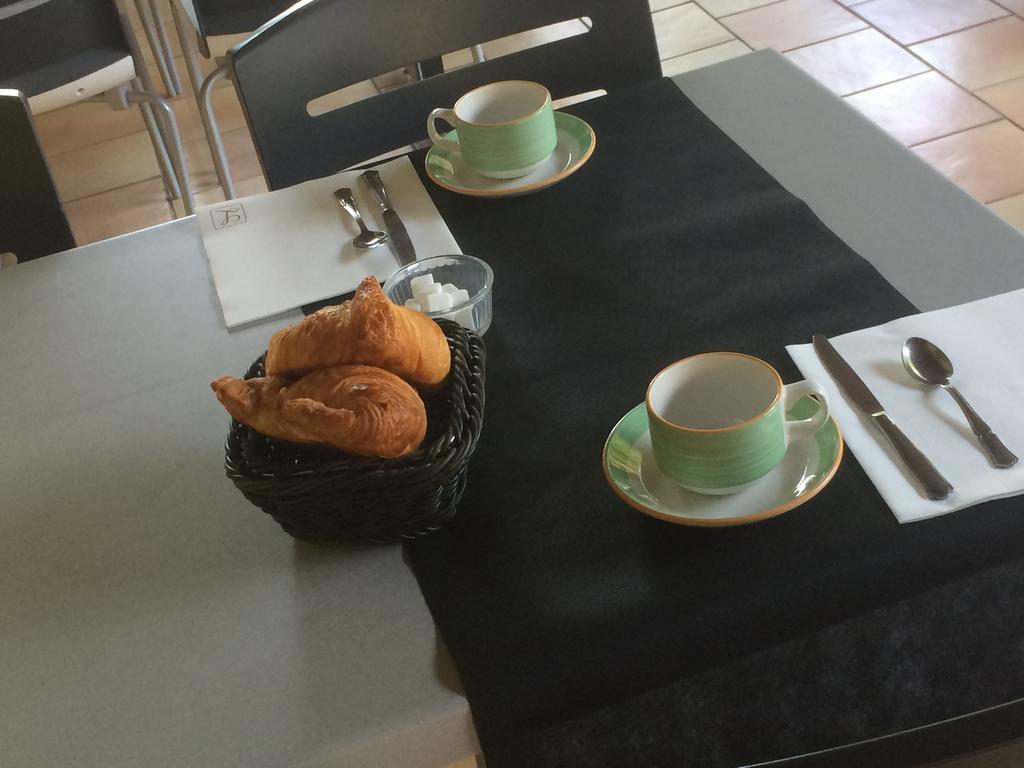 Logis Hotel Restaurant Le Flamant Rose Camargue Albaron Exteriör bild